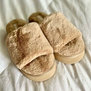 NWT Muk Luk Slippers